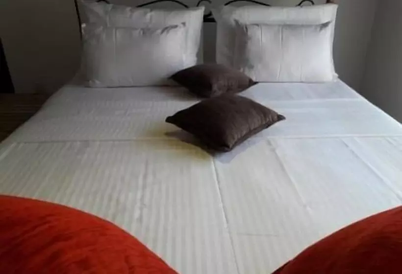 ペンション Lush Lakeside Villa