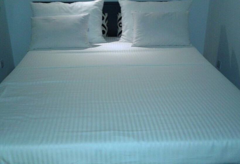 بنسيون Lush Lakeside Villa