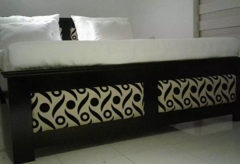 ペンション Lush Lakeside Villa