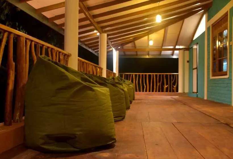 Retkeilymaja Funky Leopard Safari Lodge Bordering Yala National Park