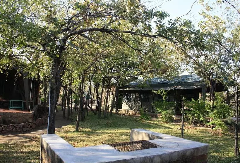 Hotelli Warthogs Safari Camp