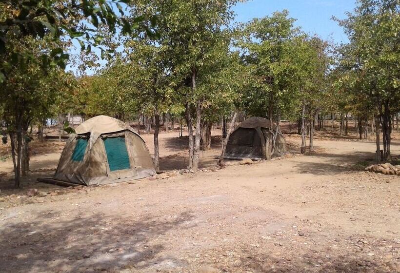 هتل Warthogs Safari Camp