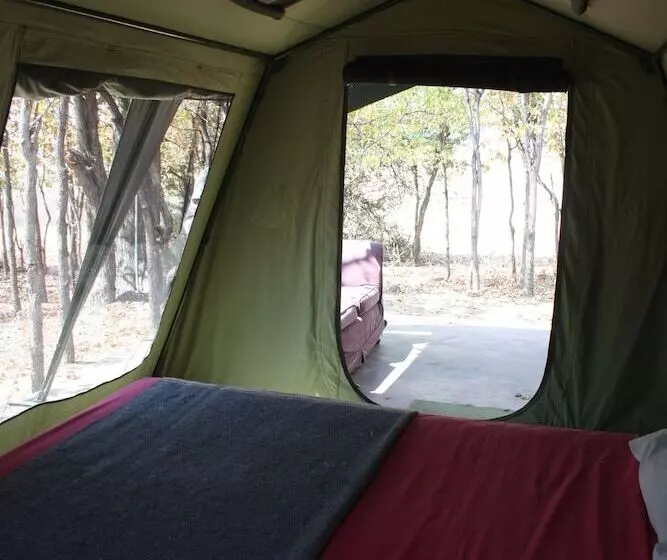 Hotelli Warthogs Safari Camp