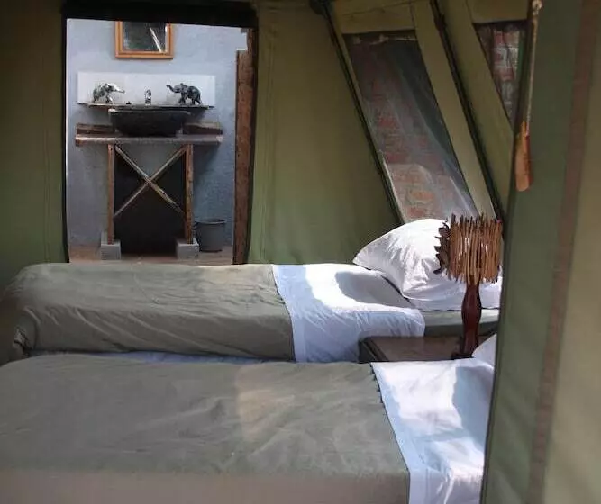 Hotelli Warthogs Safari Camp