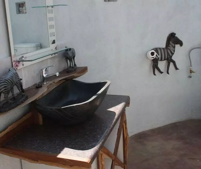 هتل Warthogs Safari Camp