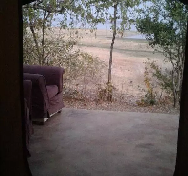 هتل Warthogs Safari Camp