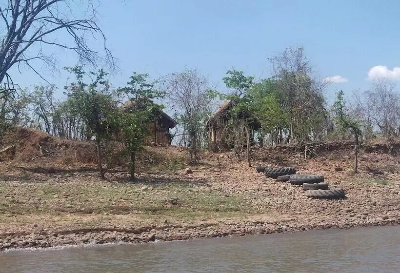 هتل Warthogs Safari Camp