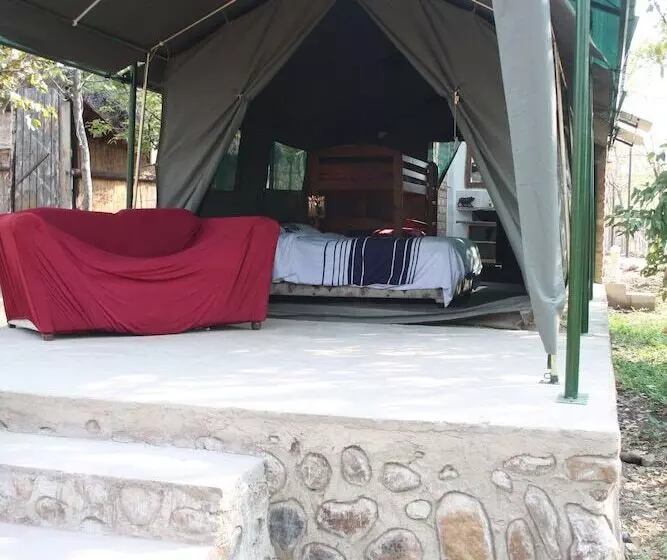 هتل Warthogs Safari Camp