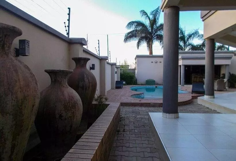 پانسیون Four Pillars Lodge