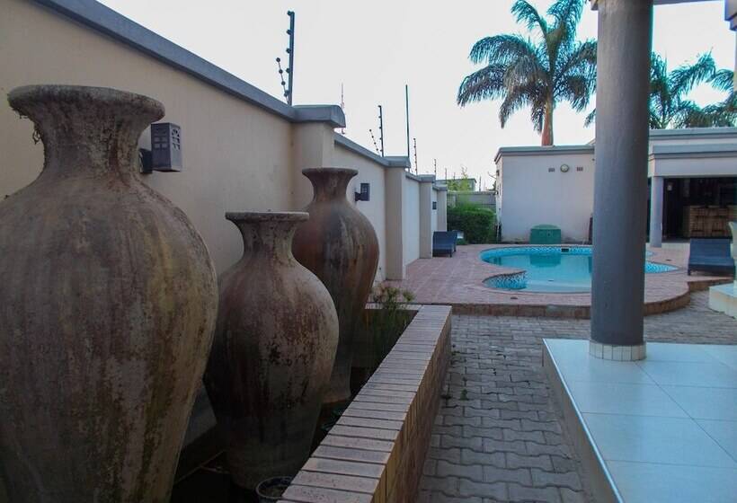 پانسیون Four Pillars Lodge