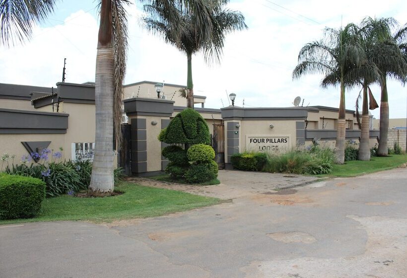 پانسیون Four Pillars Lodge