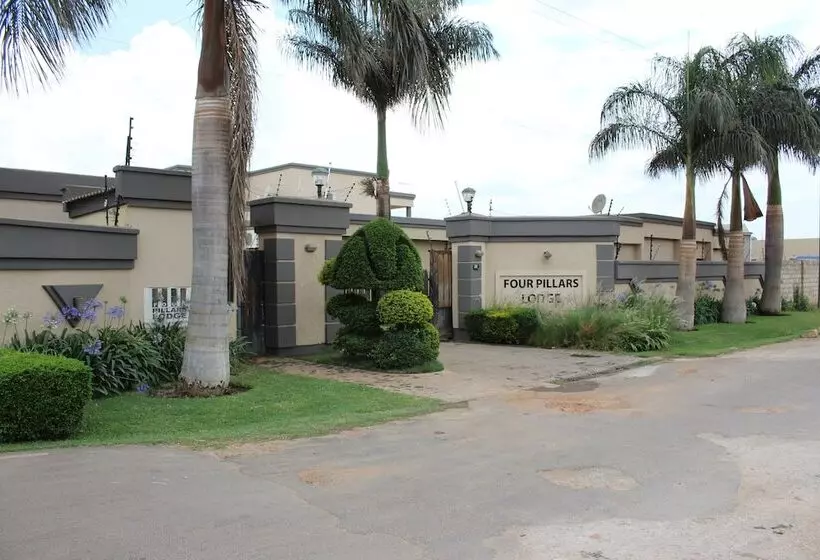 پانسیون Four Pillars Lodge