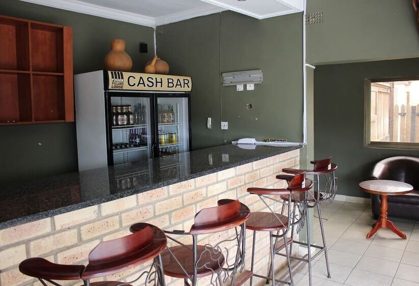 پانسیون Four Pillars Lodge