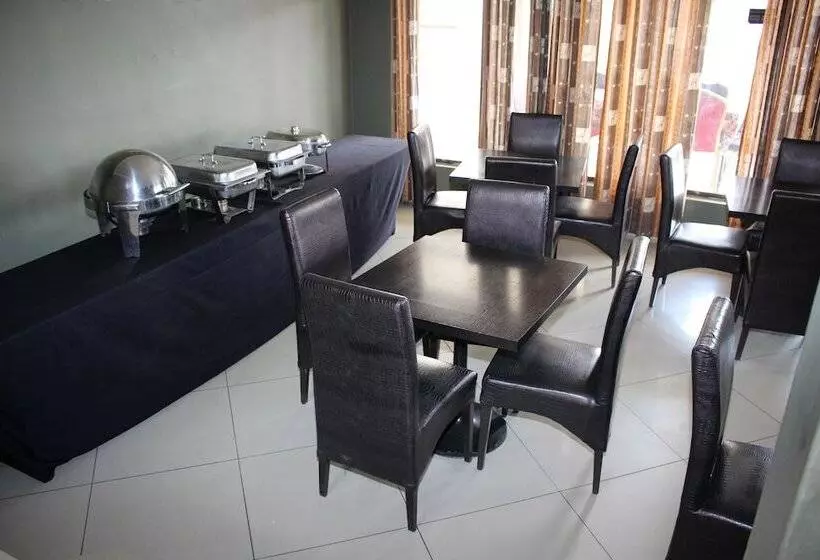 پانسیون Four Pillars Lodge