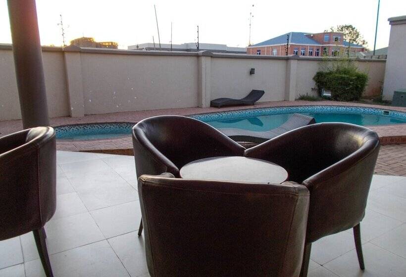 پانسیون Four Pillars Lodge