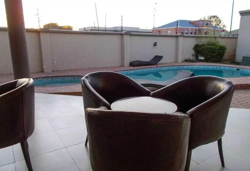پانسیون Four Pillars Lodge