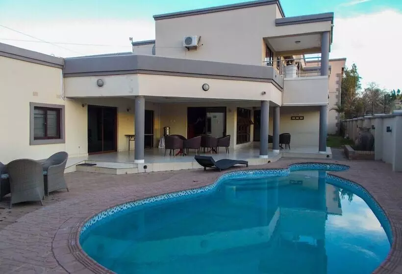 پانسیون Four Pillars Lodge