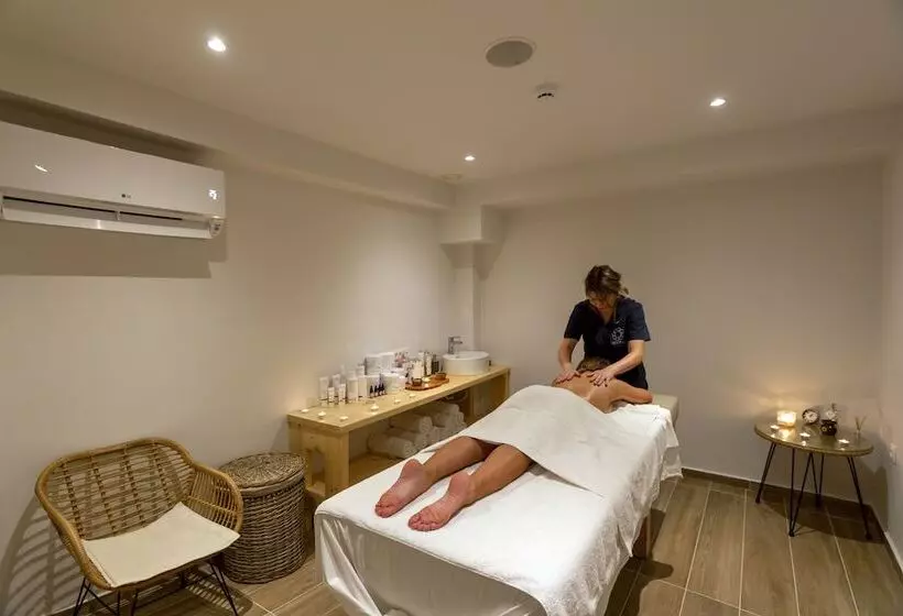 ホテル Atermono Boutique Resort & Spa