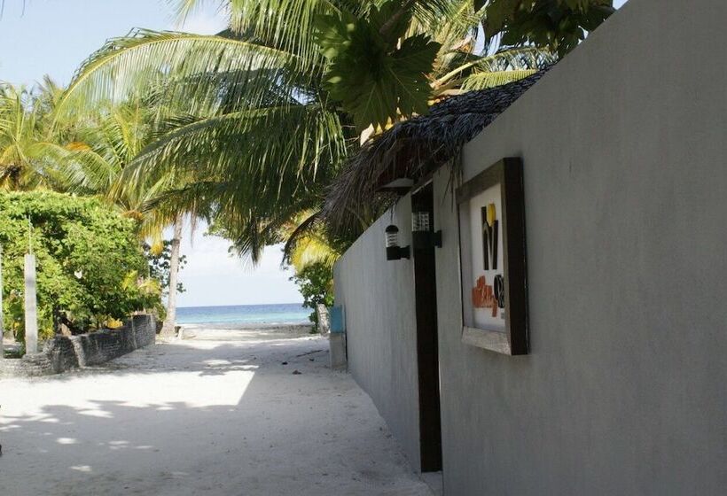 هتل Holiday Village Retreat