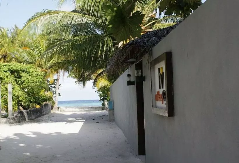 هتل Holiday Village Retreat