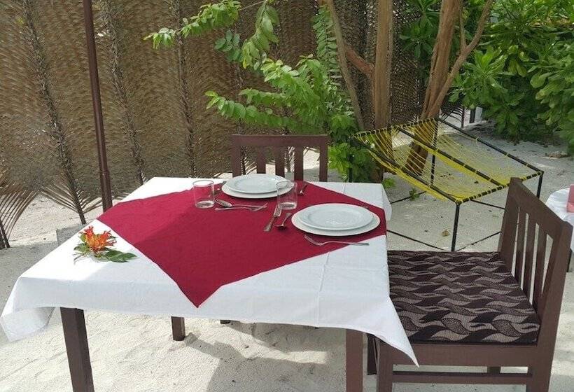 هتل Holiday Village Retreat