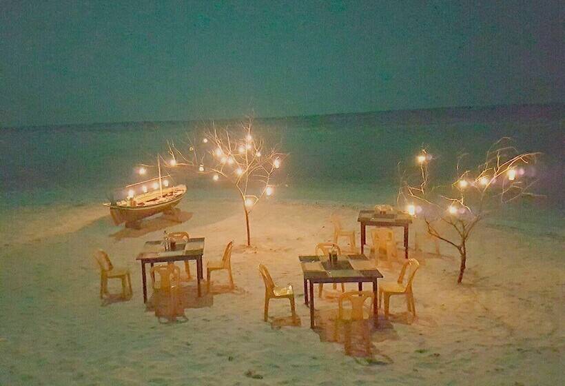 هتل Holiday Village Retreat