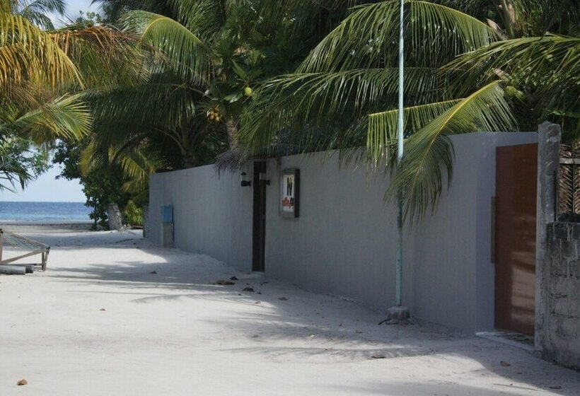 هتل Holiday Village Retreat