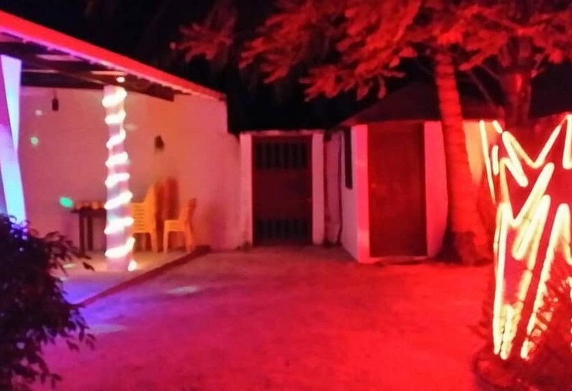 هتل Holiday Village Retreat