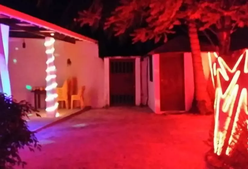 هتل Holiday Village Retreat