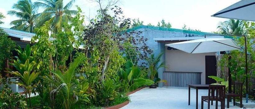 هتل Holiday Village Retreat