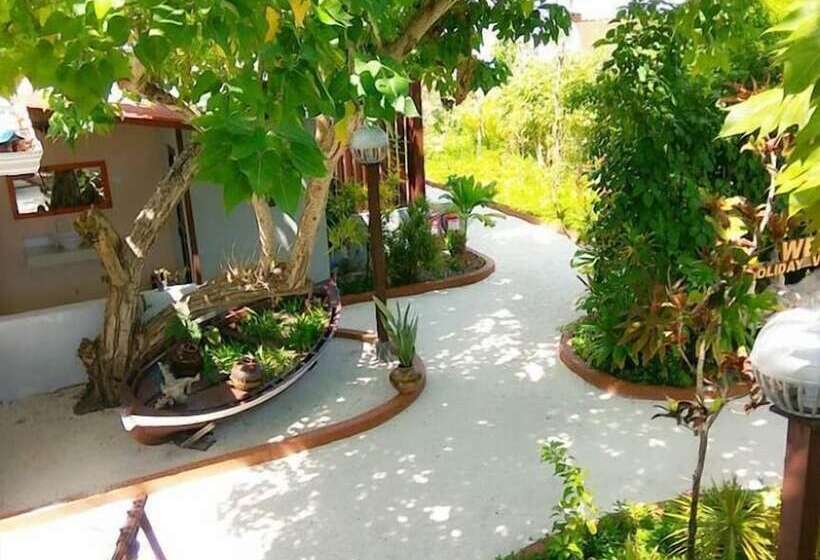 هتل Holiday Village Retreat