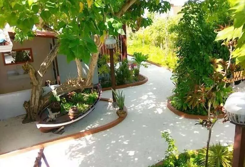 هتل Holiday Village Retreat
