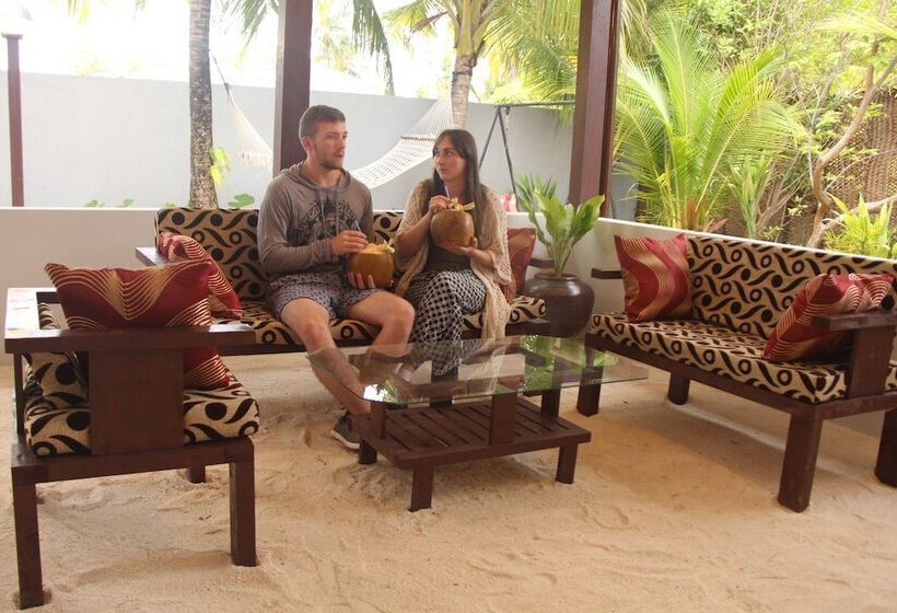 هتل Holiday Village Retreat