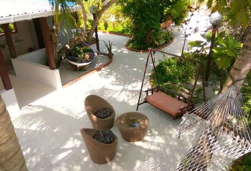 هتل Holiday Village Retreat