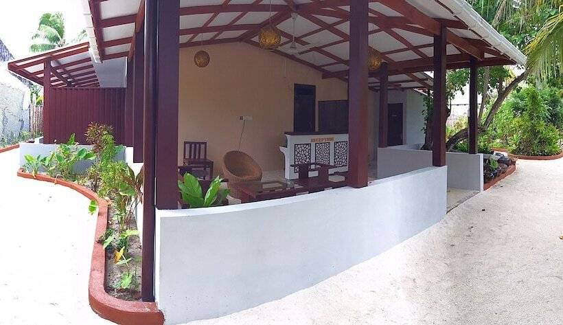 هتل Holiday Village Retreat