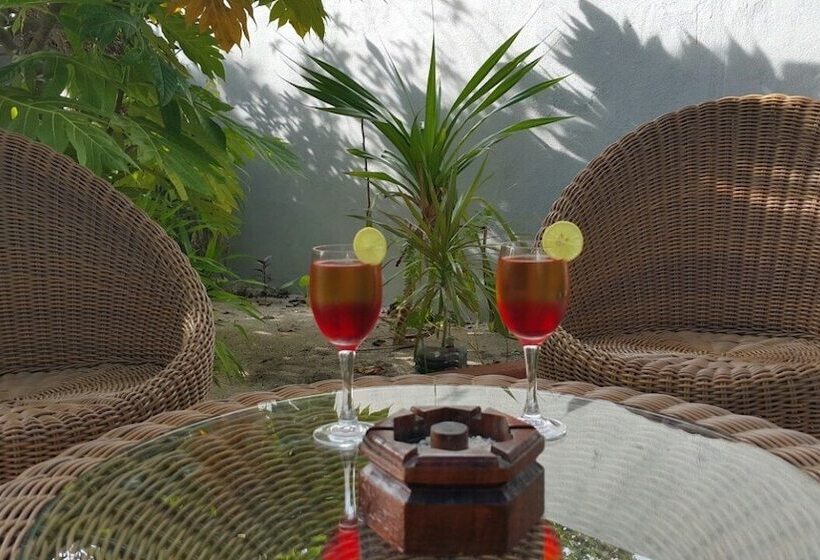 هتل Holiday Village Retreat