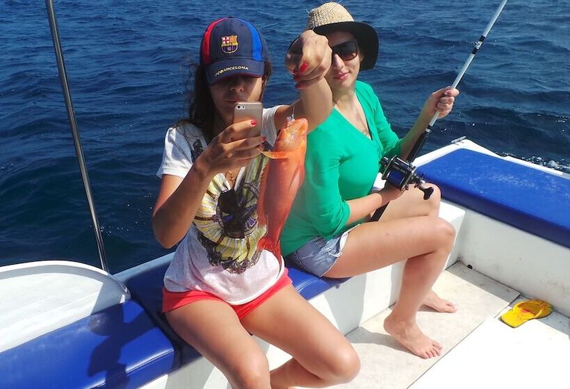 هتل Holiday Village Retreat