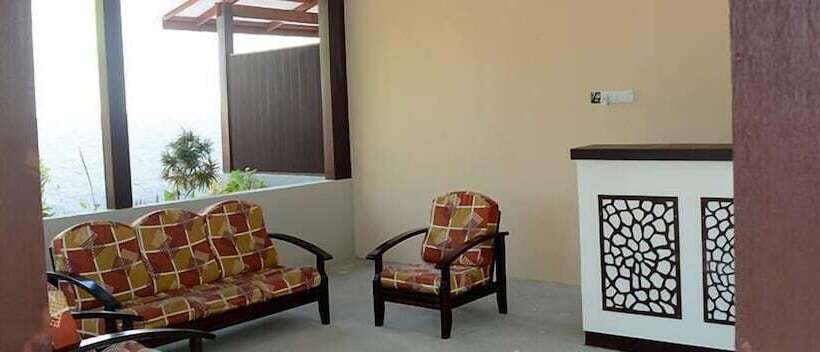 هتل Holiday Village Retreat