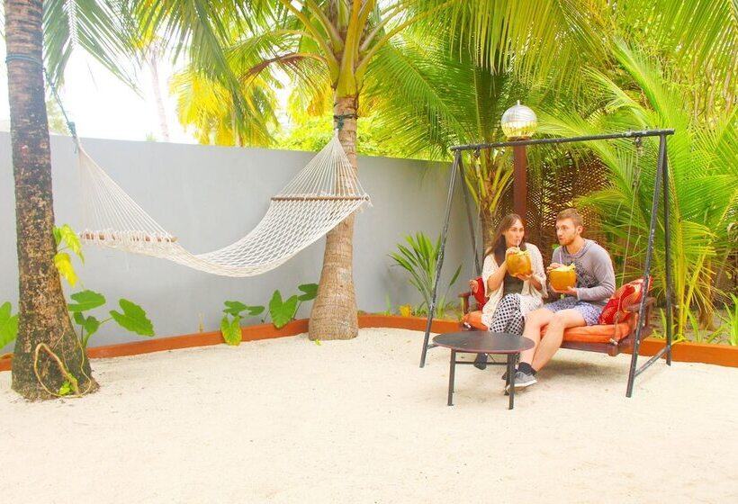 هتل Holiday Village Retreat