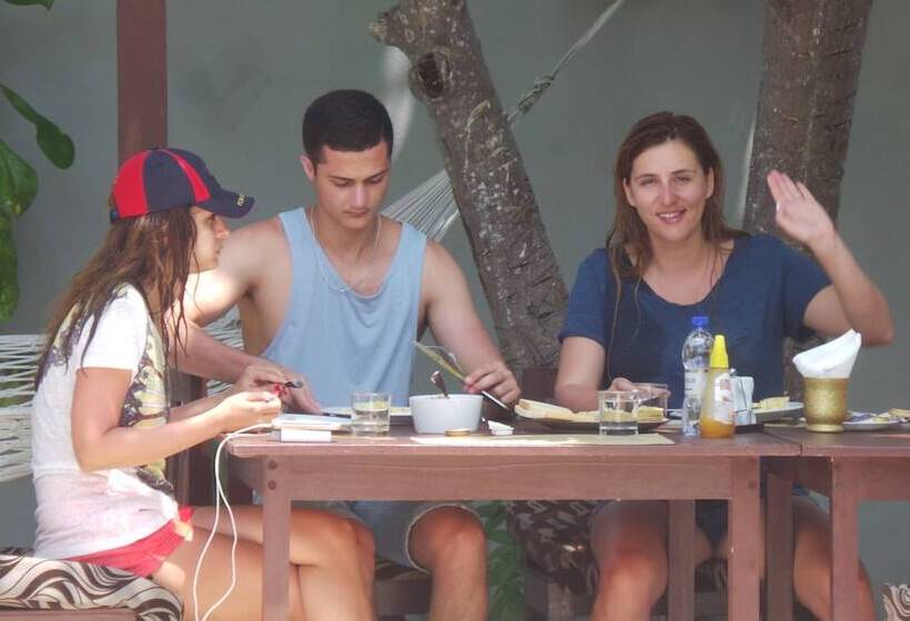 هتل Holiday Village Retreat