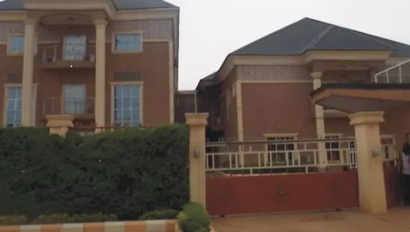 Sheriffyt Royale Hotel And Suites