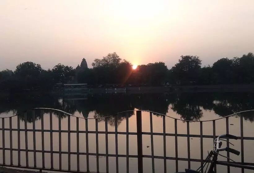 هتل Khajuraho Temple View