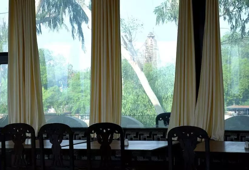 هتل Khajuraho Temple View