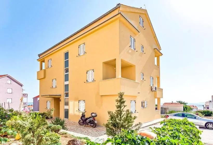 Hotelli Apartments Silvia