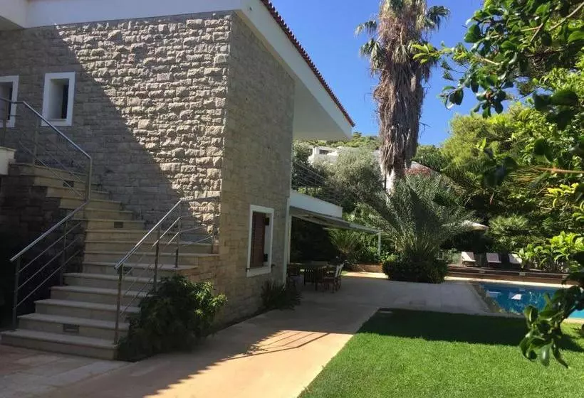 Villa Saronida