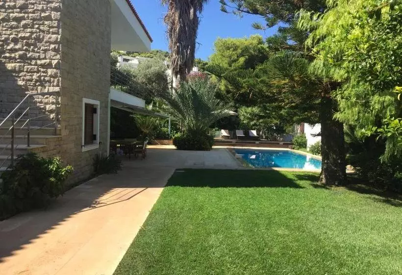 Villa Saronida