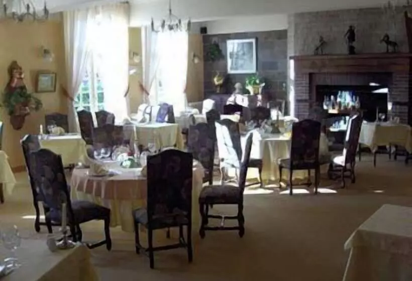 Hotelli Logis Hôtel & Restaurant   Auberge De La Forêt