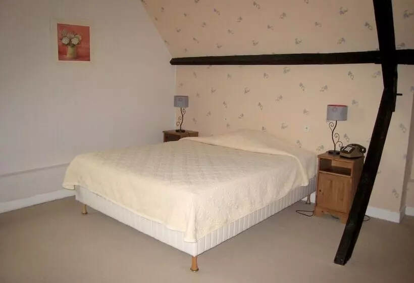 Hotelli Logis Hôtel & Restaurant   Auberge De La Forêt