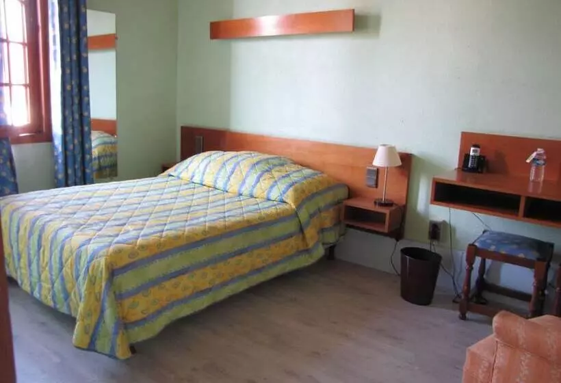 Hotelli Logis Hôtel & Restaurant   Auberge De La Forêt