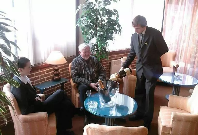 Hotelli Logis Hôtel & Restaurant   Auberge De La Forêt